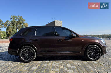 Позашляховик / Кросовер Audi Q7 2020 в 