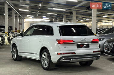 Позашляховик / Кросовер Audi Q7 2021 в 