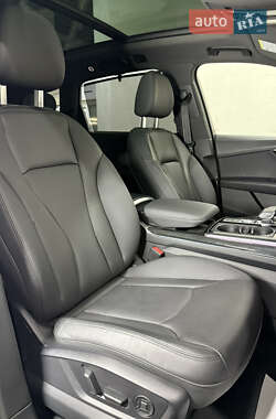 Позашляховик / Кросовер Audi Q7 2021 в 