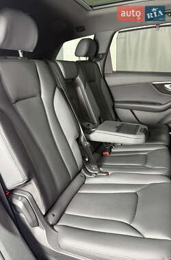 Позашляховик / Кросовер Audi Q7 2021 в 
