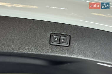 Позашляховик / Кросовер Audi Q7 2021 в 