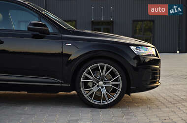 Позашляховик / Кросовер Audi Q7 2018 в 