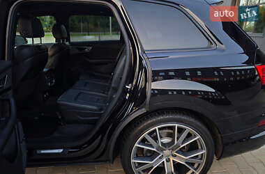 Позашляховик / Кросовер Audi Q7 2018 в 