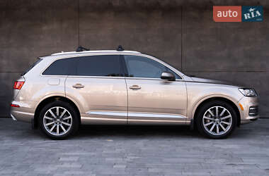 Позашляховик / Кросовер Audi Q7 2019 в 