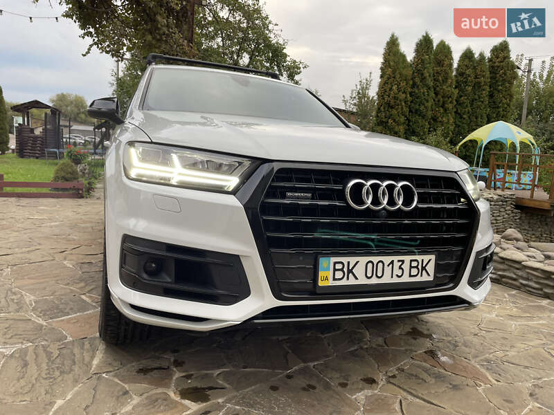Позашляховик / Кросовер Audi Q7 2016 в Рівному