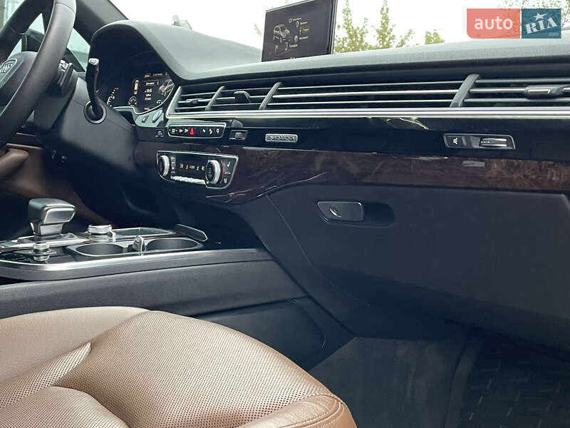 Позашляховик / Кросовер Audi Q7 2016 в Рівному