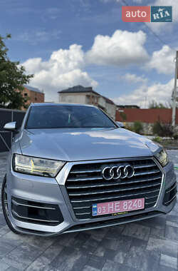 Позашляховик / Кросовер Audi Q7 2016 в 