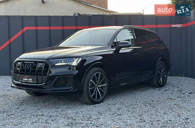 Позашляховик / Кросовер Audi Q7 2023 в 