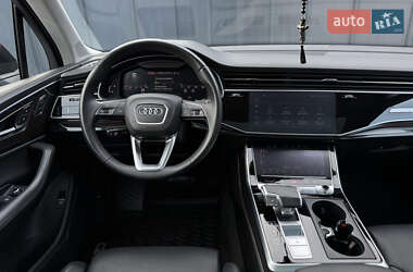 Позашляховик / Кросовер Audi Q7 2023 в 
