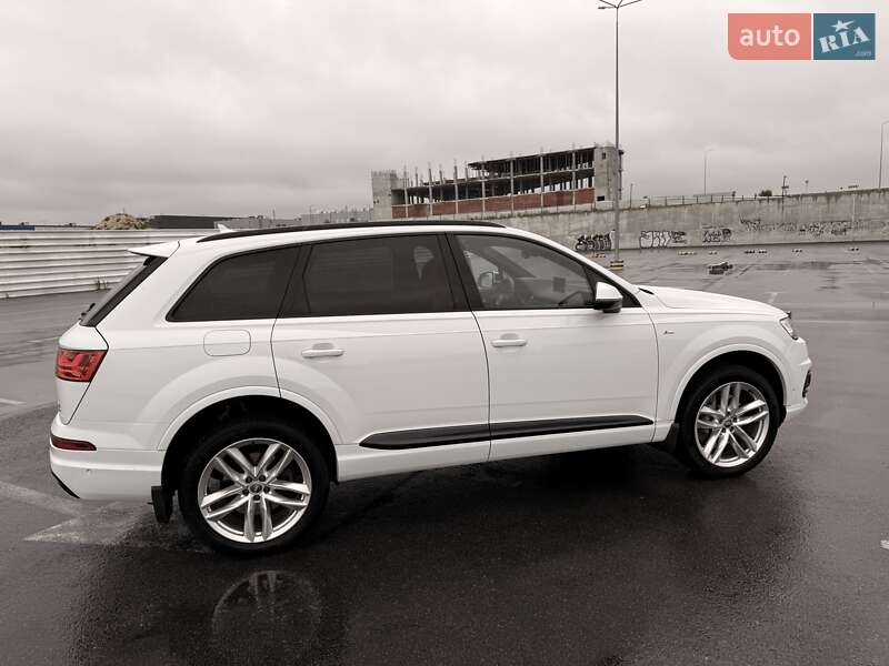 Позашляховик / Кросовер Audi Q7 2016 в Сиховому