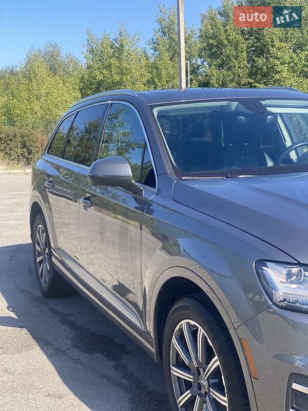 Внедорожник / Кроссовер Audi Q7 2017 в 