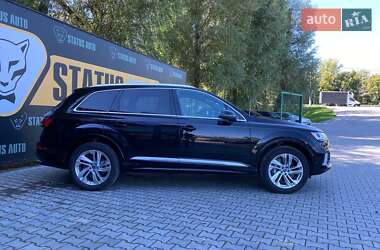 Позашляховик / Кросовер Audi Q7 2021 в 
