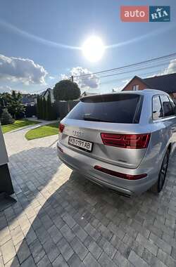 Позашляховик / Кросовер Audi Q7 2018 в 