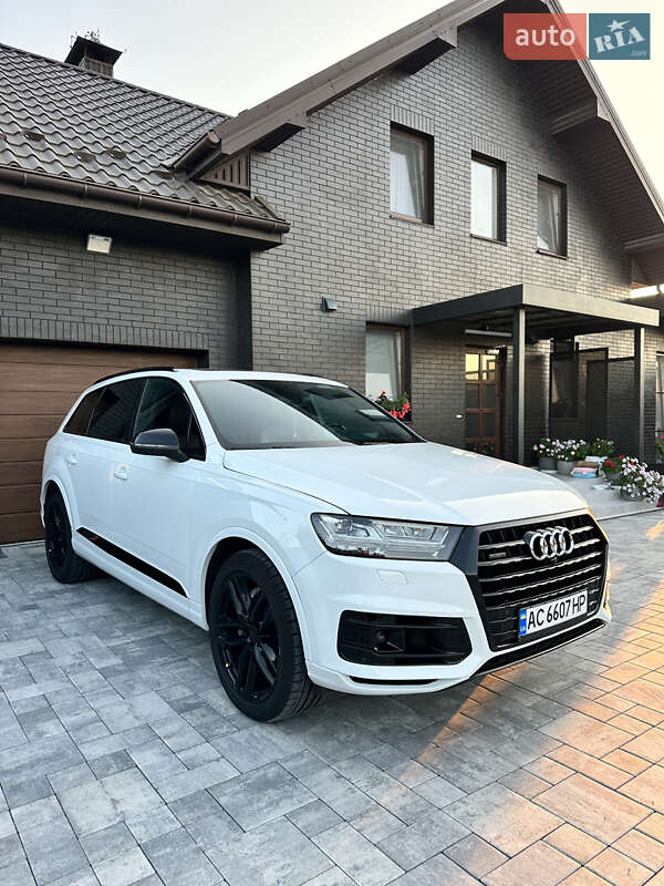 Внедорожник / Кроссовер Audi Q7 2017 в 