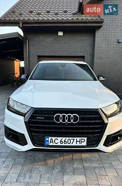 Внедорожник / Кроссовер Audi Q7 2017 в 