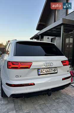 Внедорожник / Кроссовер Audi Q7 2017 в 