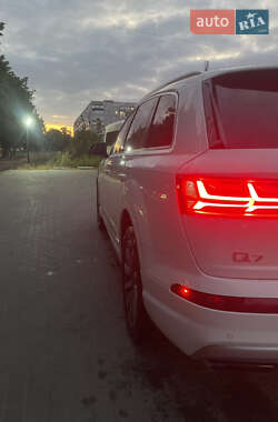 Позашляховик / Кросовер Audi Q7 2016 в 