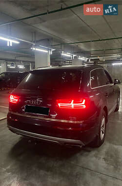 Внедорожник / Кроссовер Audi Q7 2015 в 