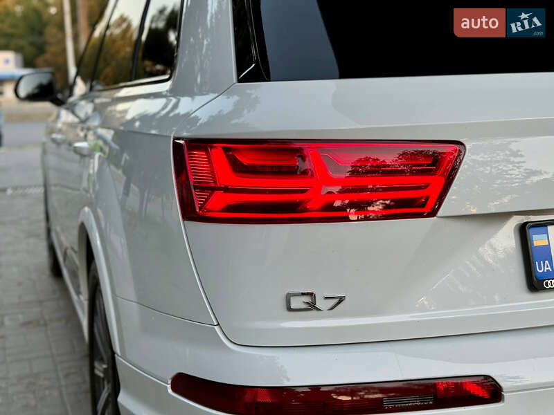 Позашляховик / Кросовер Audi Q7 2015 в Дніпрі