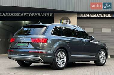 Позашляховик / Кросовер Audi Q7 2015 в 