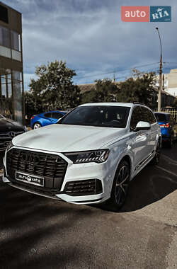 Позашляховик / Кросовер Audi Q7 2020 в 