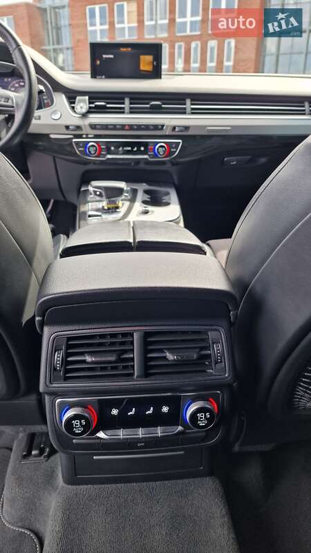 Позашляховик / Кросовер Audi Q7 2017 в Дніпрі
