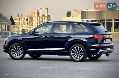 Позашляховик / Кросовер Audi Q7 2018 в 