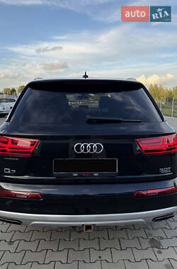 Внедорожник / Кроссовер Audi Q7 2016 в 