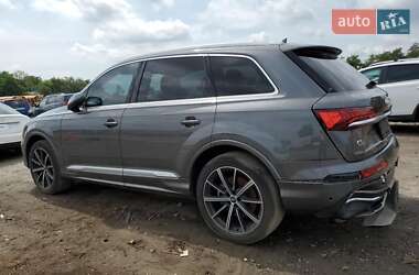 Позашляховик / Кросовер Audi Q7 2021 в 