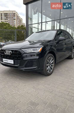 Позашляховик / Кросовер Audi Q7 2021 в 