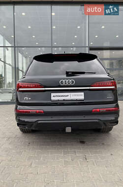Позашляховик / Кросовер Audi Q7 2021 в 