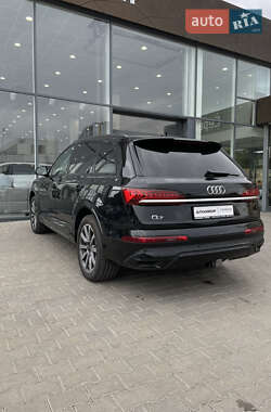 Позашляховик / Кросовер Audi Q7 2021 в 