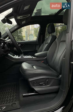 Позашляховик / Кросовер Audi Q7 2021 в 