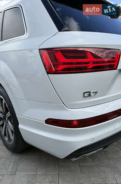 Внедорожник / Кроссовер Audi Q7 2016 в 