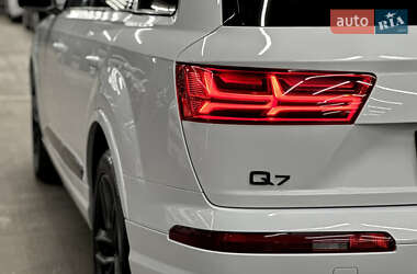 Внедорожник / Кроссовер Audi Q7 2016 в 