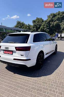 Позашляховик / Кросовер Audi Q7 2017 в 
