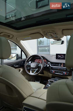 Внедорожник / Кроссовер Audi Q7 2016 в 