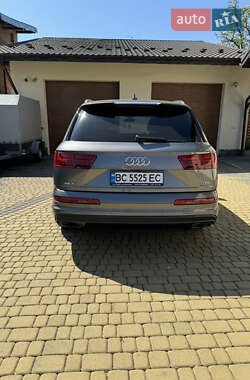 Позашляховик / Кросовер Audi Q7 2015 в 