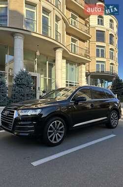 Позашляховик / Кросовер Audi Q7 2018 в 
