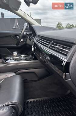 Позашляховик / Кросовер Audi Q7 2018 в 