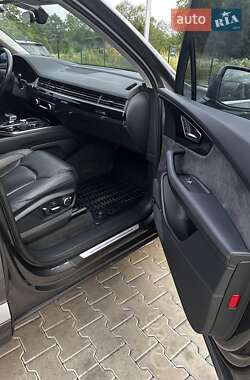 Позашляховик / Кросовер Audi Q7 2018 в 