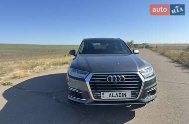 Внедорожник / Кроссовер Audi Q7 2016 в 