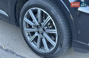 Позашляховик / Кросовер Audi Q7 2019 в 