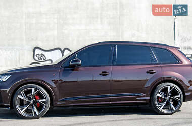 Позашляховик / Кросовер Audi Q7 2021 в 
