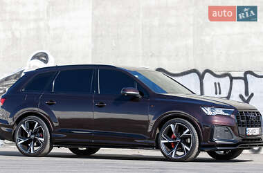 Позашляховик / Кросовер Audi Q7 2021 в 