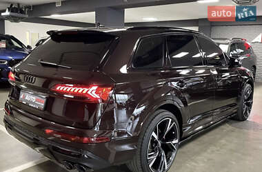 Позашляховик / Кросовер Audi Q7 2021 в 