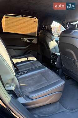 Позашляховик / Кросовер Audi Q7 2017 в 