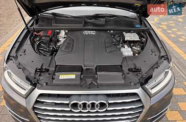 Позашляховик / Кросовер Audi Q7 2018 в 