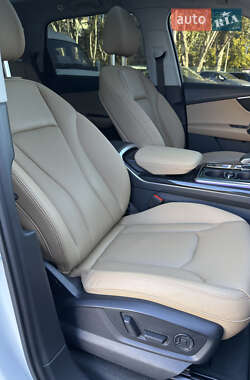 Позашляховик / Кросовер Audi Q7 2020 в 