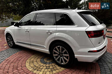 Позашляховик / Кросовер Audi Q7 2017 в 